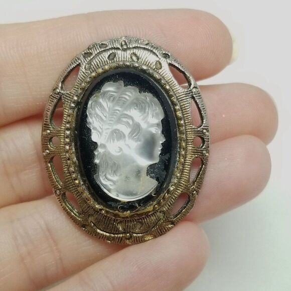 Vintage Cameo Brooch, Silver Tone and Black Oval Design, Retro Estate - Picture 6 of 6
